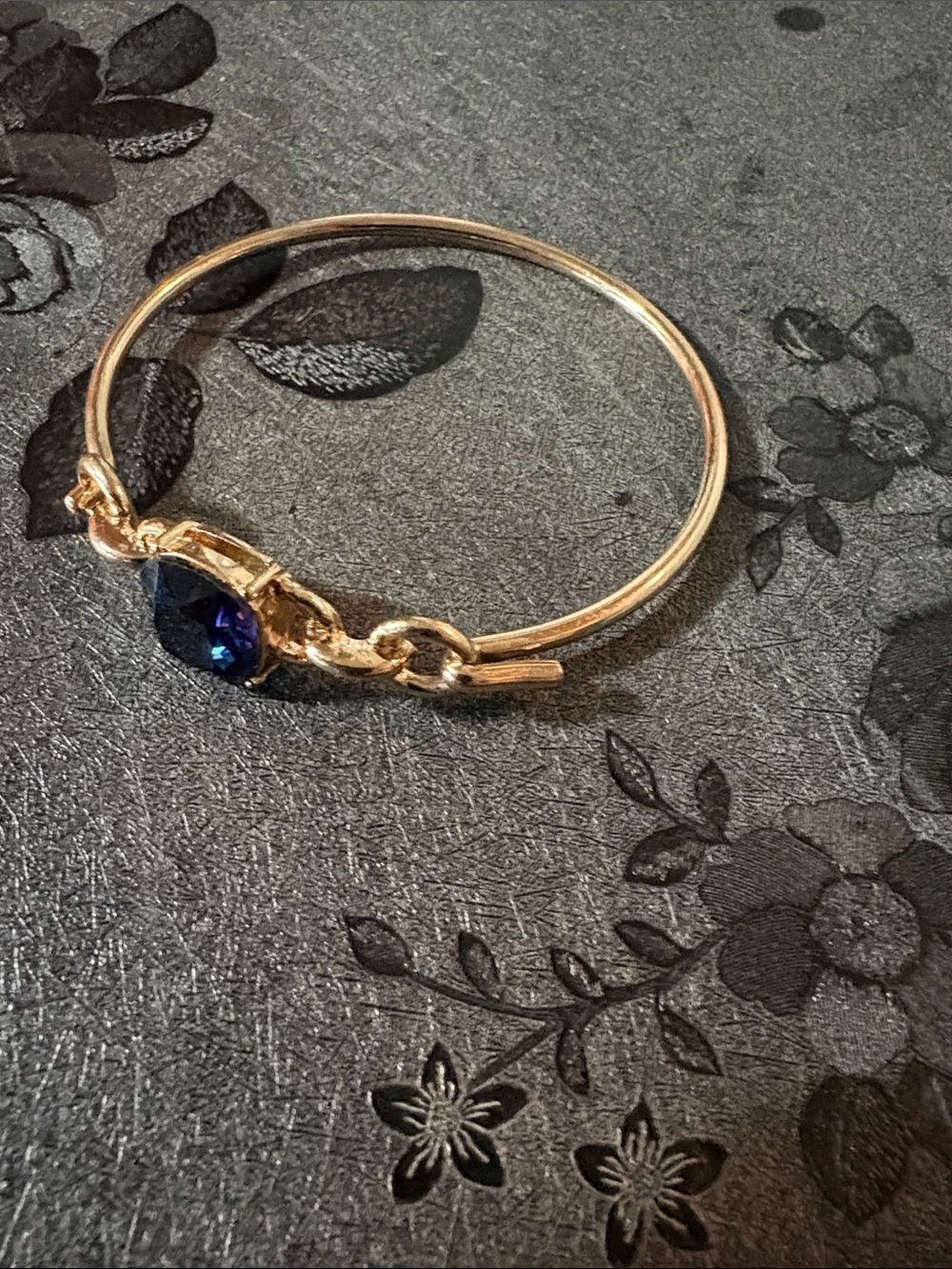 VINTAGE GOLD-TONE FAUX SAPPHIRE HINGED 7.3" BRACELET - Picture 7 of 8